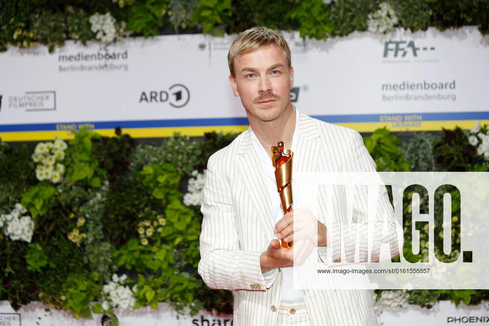Deutscher Filmpreis 2022 Albrecht Schuch auf dem roten Teppich bei der Verleihung der Lola - Deutscher Filmpreis 2021 im Palais am Funkturm in der Messe Berlin.