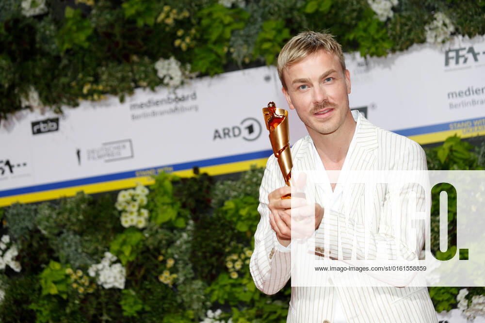 Deutscher Filmpreis 2022 Albrecht Schuch auf dem roten Teppich bei der Verleihung der Lola - Deutscher Filmpreis 2021 im Palais am Funkturm in der Messe Berlin.