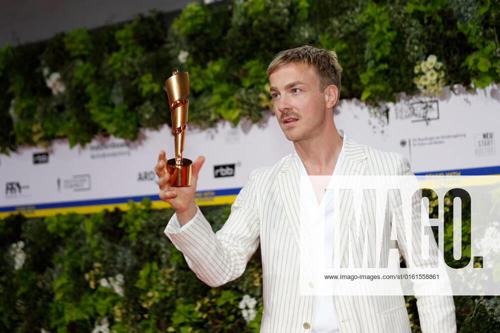 Deutscher Filmpreis 2022 Albrecht Schuch auf dem roten Teppich bei der Verleihung der Lola - Deutscher Filmpreis 2021 im Palais am Funkturm in der Messe Berlin.