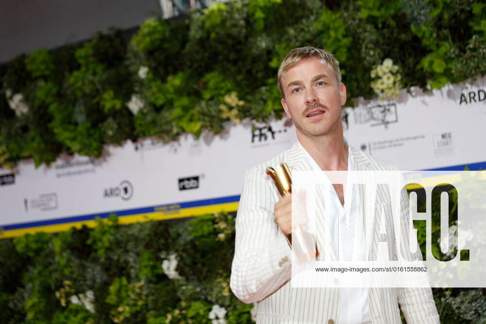 Deutscher Filmpreis 2022 Albrecht Schuch auf dem roten Teppich bei der Verleihung der Lola - Deutscher Filmpreis 2021 im Palais am Funkturm in der Messe Berlin.