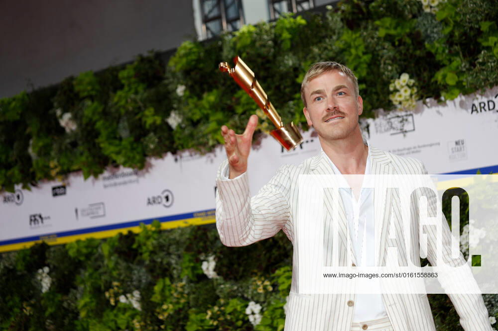 Deutscher Filmpreis 2022 Albrecht Schuch auf dem roten Teppich bei der Verleihung der Lola - Deutscher Filmpreis 2021 im Palais am Funkturm in der Messe Berlin.
