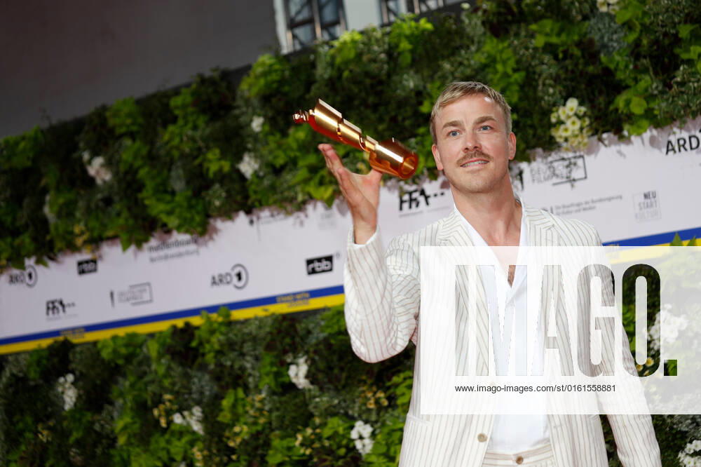 Deutscher Filmpreis 2022 Albrecht Schuch auf dem roten Teppich bei der Verleihung der Lola - Deutscher Filmpreis 2021 im Palais am Funkturm in der Messe Berlin.