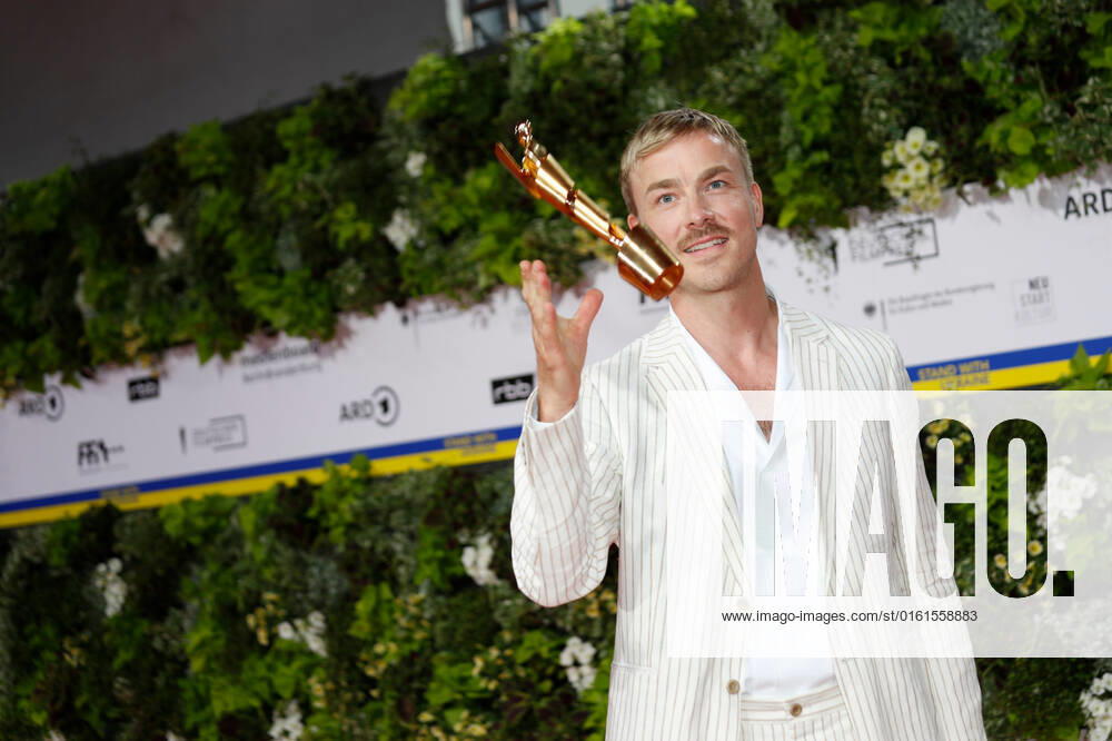 Deutscher Filmpreis 2022 Albrecht Schuch auf dem roten Teppich bei der Verleihung der Lola - Deutscher Filmpreis 2021 im Palais am Funkturm in der Messe Berlin.