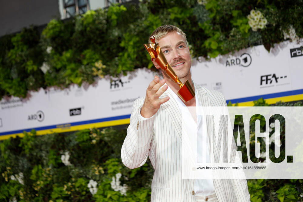 Deutscher Filmpreis 2022 Albrecht Schuch auf dem roten Teppich bei der Verleihung der Lola - Deutscher Filmpreis 2021 im Palais am Funkturm in der Messe Berlin.