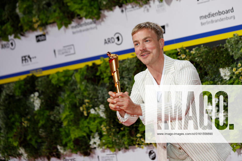 Deutscher Filmpreis 2022 Albrecht Schuch auf dem roten Teppich bei der Verleihung der Lola - Deutscher Filmpreis 2021 im Palais am Funkturm in der Messe Berlin.