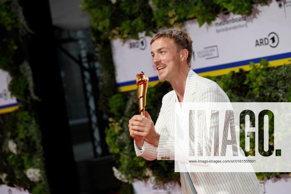 Deutscher Filmpreis 2022 Albrecht Schuch auf dem roten Teppich bei der Verleihung der Lola - Deutscher Filmpreis 2021 im Palais am Funkturm in der Messe Berlin.