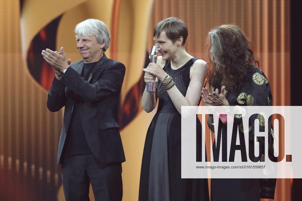 Deutscher Filmpreis 2022 Preisträger:in BESTER SPIELFILM SILBER RABIYE KURNAZ GEGEN GEORGE W. BUSH bei der Verleihung der Lola - Deutscher Filmpreis 2022 im Palais am Funkturm in Berlin 24.06.2022