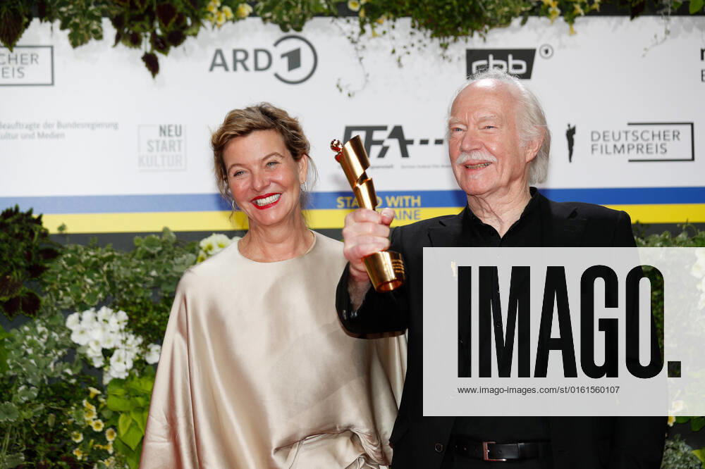 Deutscher Filmpreis 2022 Margarita Broich mit Jürgen Jürges auf dem roten Teppich bei der Verleihung der Lola - Deutscher Filmpreis 2021 im Palais am Funkturm in der Messe Berlin.