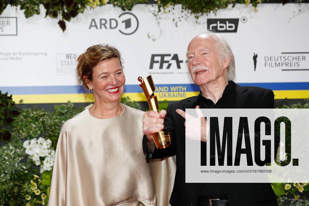 Deutscher Filmpreis 2022 Margarita Broich mit Jürgen Jürges auf dem roten Teppich bei der Verleihung der Lola - Deutscher Filmpreis 2021 im Palais am Funkturm in der Messe Berlin.