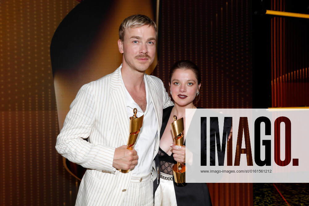 Bilder des Jahres 2022, Entertainment 06 Juni Entertainment Themen der Woche KW25 Deutscher Filmpreis 2022 Albrecht Schuch mit Jella Haase auf der Party bei der Verleihung der Lola - Deutscher Filmpreis 2021 im Palais am Funkturm in der Messe Berlin.