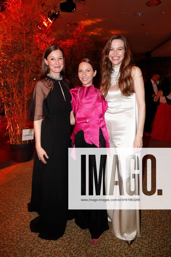 Deutscher Filmpreis 2022 Alexandra Maria Lara und Katharina Schüttler mit Katrin Bauerfeind auf der Party bei der Verleihung der Lola - Deutscher Filmpreis 2021 im Palais am Funkturm in der Messe Berlin.