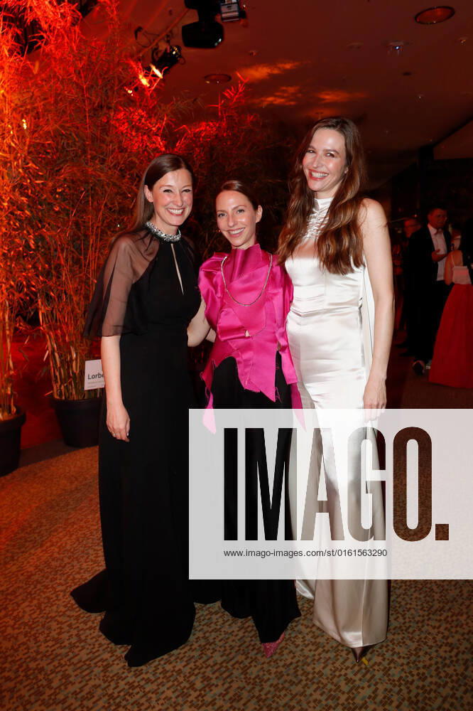 Deutscher Filmpreis 2022 Alexandra Maria Lara und Katharina Schüttler mit Katrin Bauerfeind auf der Party bei der Verleihung der Lola - Deutscher Filmpreis 2021 im Palais am Funkturm in der Messe Berlin.