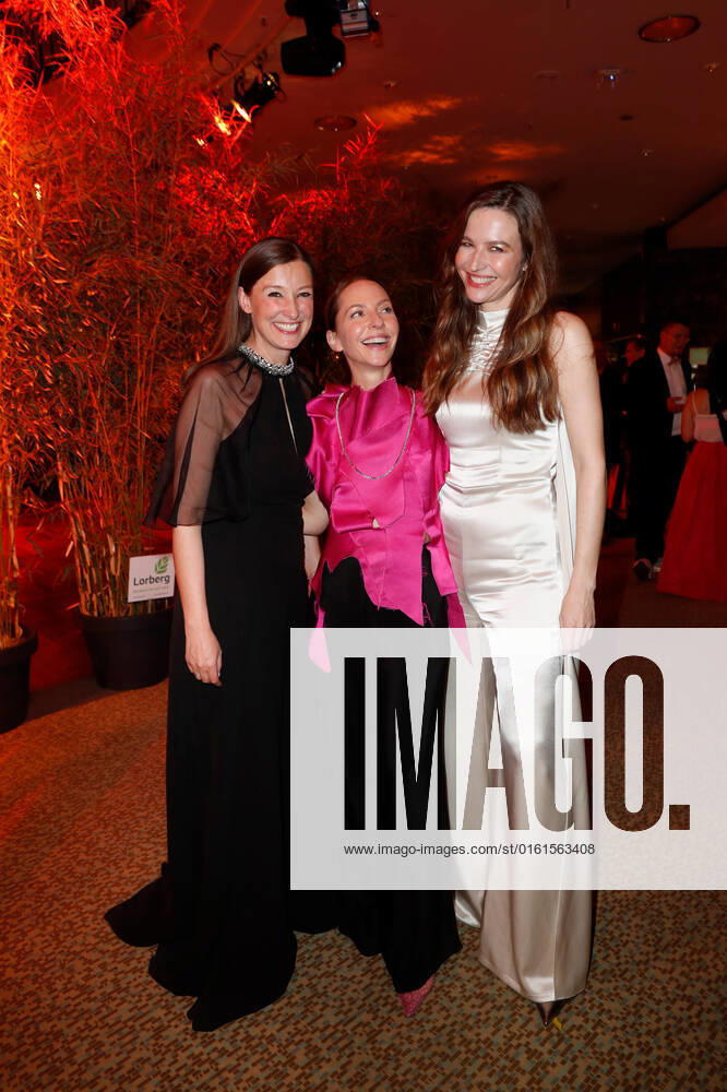 Deutscher Filmpreis 2022 Alexandra Maria Lara und Katharina Schüttler mit Katrin Bauerfeind auf der Party bei der Verleihung der Lola - Deutscher Filmpreis 2021 im Palais am Funkturm in der Messe Berlin.