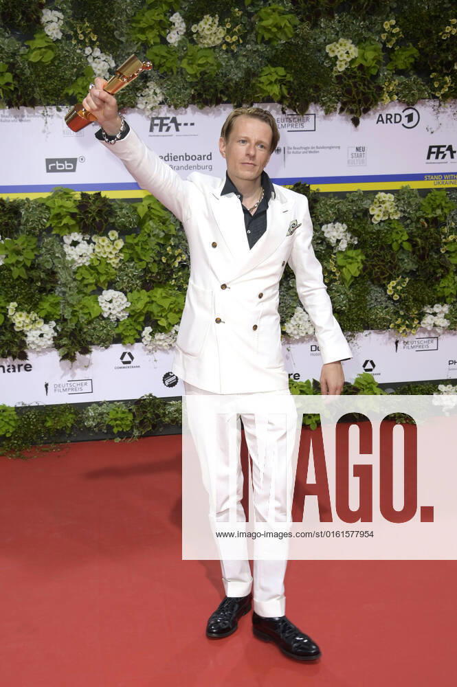 Alexander Scheer bei der 72. Verleihung des Deutschen Filmpreises 2022 im Palais am Funkturm in der Messe Berlin. Berlin