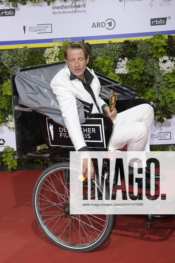 Alexander Scheer bei der 72. Verleihung des Deutschen Filmpreises 2022 im Palais am Funkturm in der Messe Berlin. Berlin