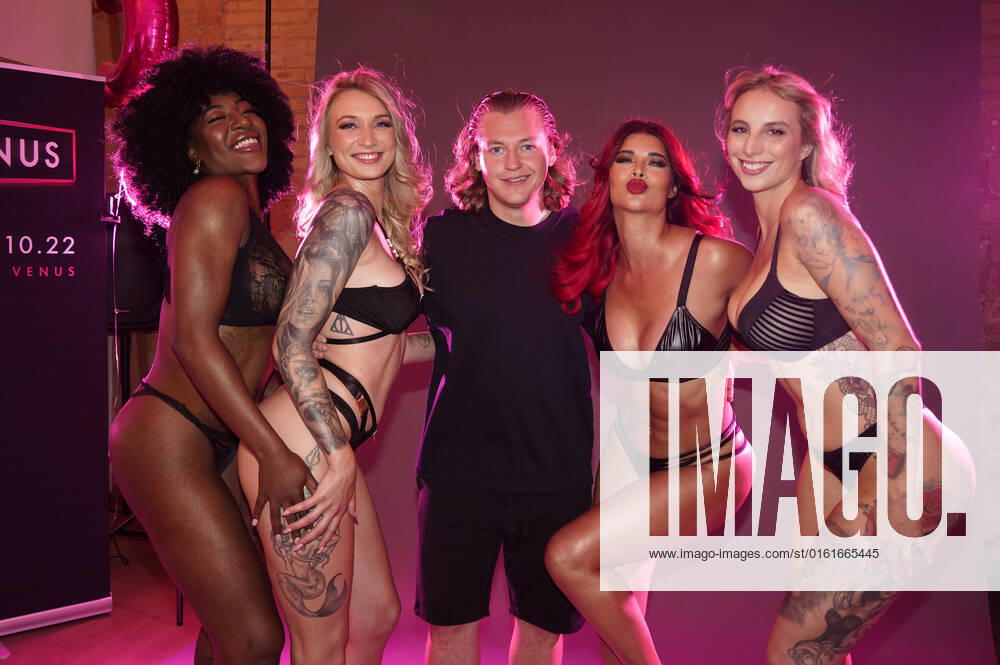 Josy Black, Fiona Fuchs, Ron Bielecki, Micaela Schäfer und Hanna Secret beim Venus 2022 Kampagnen-Shooting im Inclover Studio. Berlin