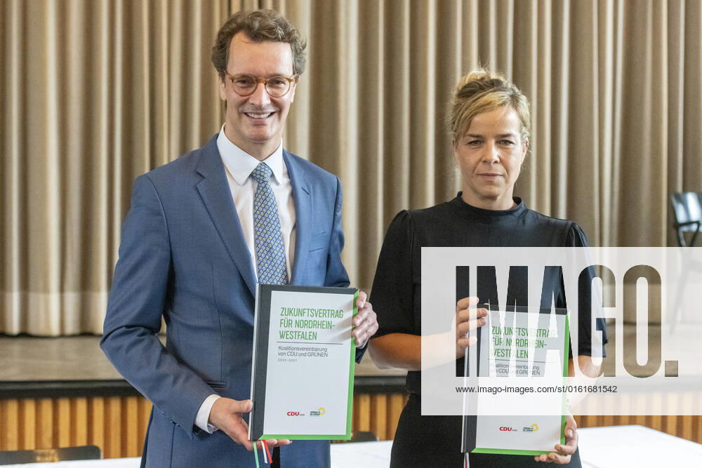 Koalitionsvertrag zwischen der CDU und Bündnis 90 Die Grünen in Düsseldorf am 27. Juni 2022. NRW-Ministerpräsident Hendrik Wüst mit Mona Neubaur, der Landesvorsitzenden von Bündnis 90 Die Grünen im Saal des Künstlervereins Malkasten nach der Unterzeichnung des Koalitionsvertrages. Düsseldorf Nordrhein-Westfalen Deutschland Nur redaktioneller Gebrauch