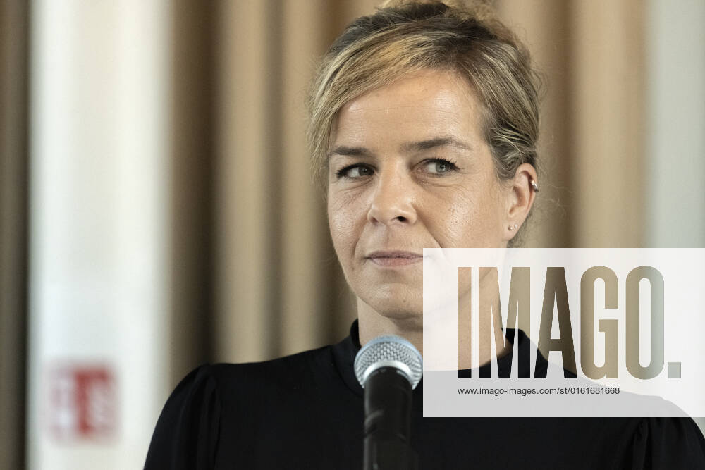 Koalitionsvertrag zwischen der CDU und Bündnis 90 Die Grünen in Düsseldorf am 27. Juni 2022. Mona Neubaur, die Landesvorsitzende von Bündnis 90 Die Grünen, im Saal des Künstlervereins Malkasten im Vorfeld der Unterzeichnung des Koalitionsvertrages der NRW-Grünen mit der NRW-CDU. Düsseldorf Nordrhein-Westfalen Deutschland Nur redaktioneller Gebrauch