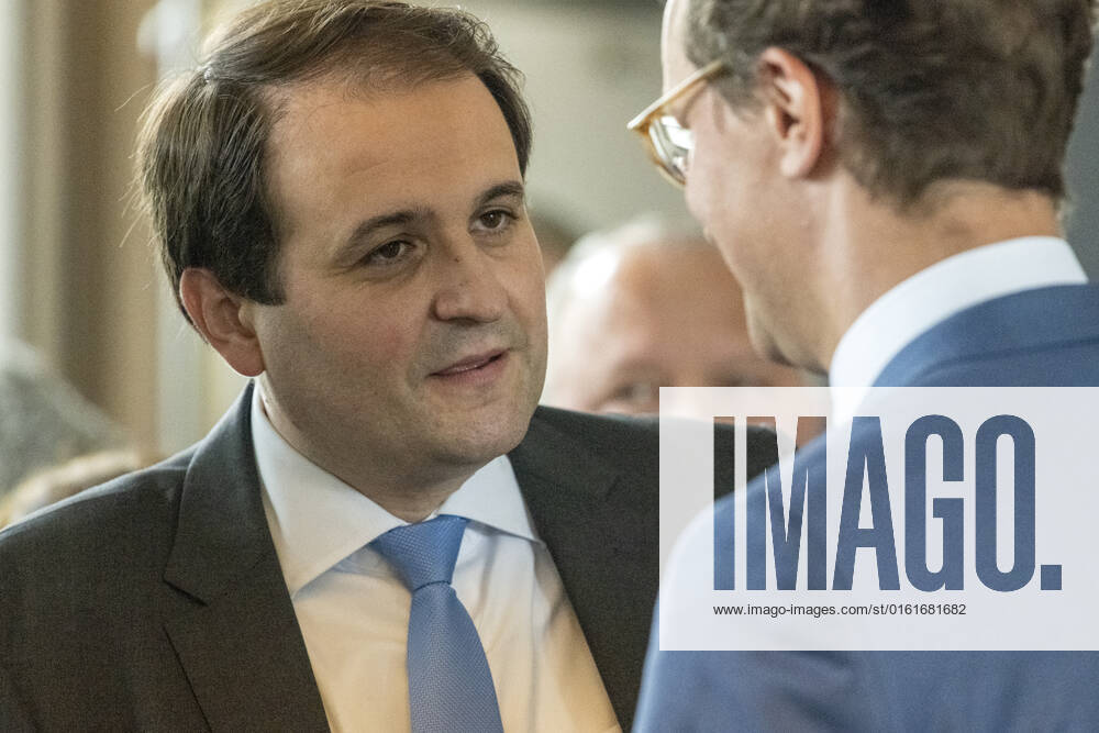 Koalitionsvertrag zwischen der CDU und Bündnis 90 Die Grünen in Düsseldorf am 27. Juni 2022. Staatskanzeichef Nathaniel Liminski im Saal des Künstlervereins Malkasten im Vorfeld der Unterzeichnung des Koalitionsvertrages im Gespräch mit NRW-Ministerpräsident Hendrik Wüst, Düsseldorf Nordrhein-Westfalen Deutschland Nur redaktioneller Gebrauch