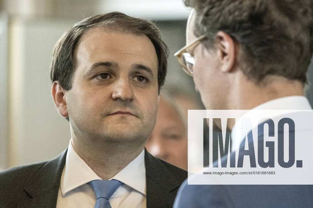 Koalitionsvertrag zwischen der CDU und Bündnis 90 Die Grünen in Düsseldorf am 27. Juni 2022. Staatskanzeichef Nathaniel Liminski im Saal des Künstlervereins Malkasten im Vorfeld der Unterzeichnung des Koalitionsvertrages im Gespräch mit NRW-Ministerpräsident Hendrik Wüst, Düsseldorf Nordrhein-Westfalen Deutschland Nur redaktioneller Gebrauch