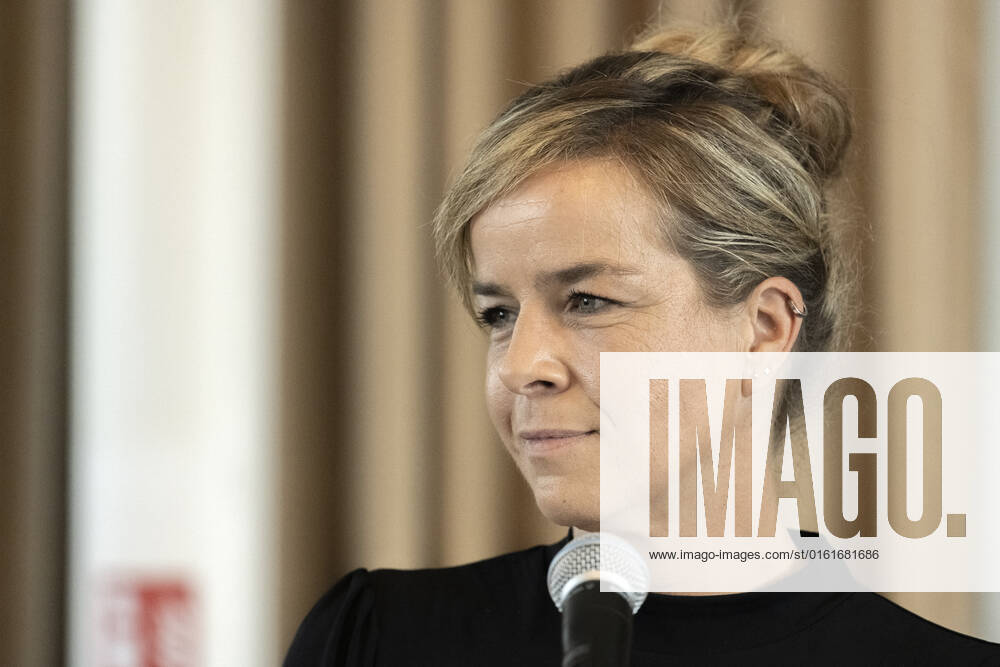Koalitionsvertrag zwischen der CDU und Bündnis 90 Die Grünen in Düsseldorf am 27. Juni 2022. Mona Neubaur, die Landesvorsitzende von Bündnis 90 Die Grünen, im Saal des Künstlervereins Malkasten im Vorfeld der Unterzeichnung des Koalitionsvertrages der NRW-Grünen mit der NRW-CDU. Düsseldorf Nordrhein-Westfalen Deutschland Nur redaktioneller Gebrauch