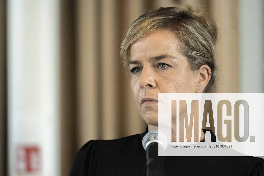 Koalitionsvertrag zwischen der CDU und Bündnis 90 Die Grünen in Düsseldorf am 27. Juni 2022. Mona Neubaur, die Landesvorsitzende von Bündnis 90 Die Grünen, im Saal des Künstlervereins Malkasten im Vorfeld der Unterzeichnung des Koalitionsvertrages der NRW-Grünen mit der NRW-CDU. Düsseldorf Nordrhein-Westfalen Deutschland Nur redaktioneller Gebrauch