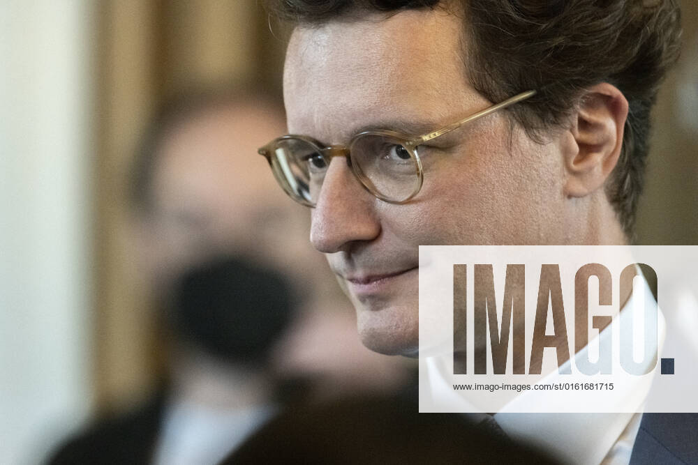 Koalitionsvertrag zwischen der CDU und Bündnis 90 Die Grünen in Düsseldorf am 27. Juni 2022. NRW-Ministerpräsident Hendrik Wüst im Saal des Künstlervereins Malkasten nach der Unterzeichnung des Koalitionsvertrages im entspannten Gespräch. Düsseldorf Nordrhein-Westfalen Deutschland Nur redaktioneller Gebrauch