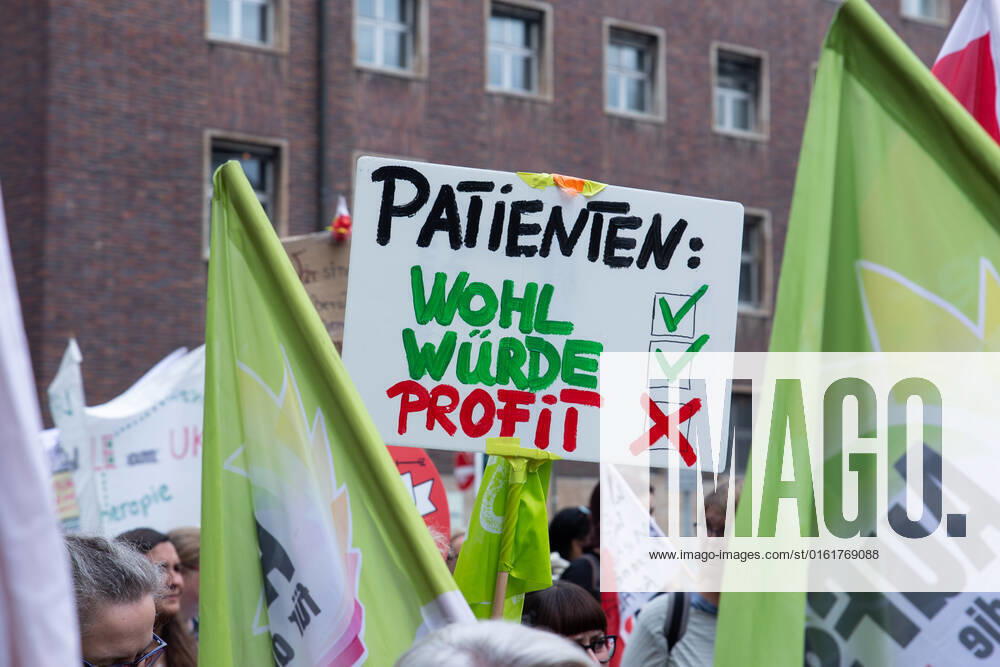 Verdi Demo für bessere Arbeitsbedingungen an den Uni-Kliniken NRW in Düsseldorfer. Mitarbeiter aus den Unikliniken in NRW streiken mittlerweile in der 9. Woche. Am 29.06.2022 zogen sie in einen Demozug vor dem NRW-Landtag in Düsseldorf. Düsseldorf Bilk Nordrhein-Westfalen Deutschland