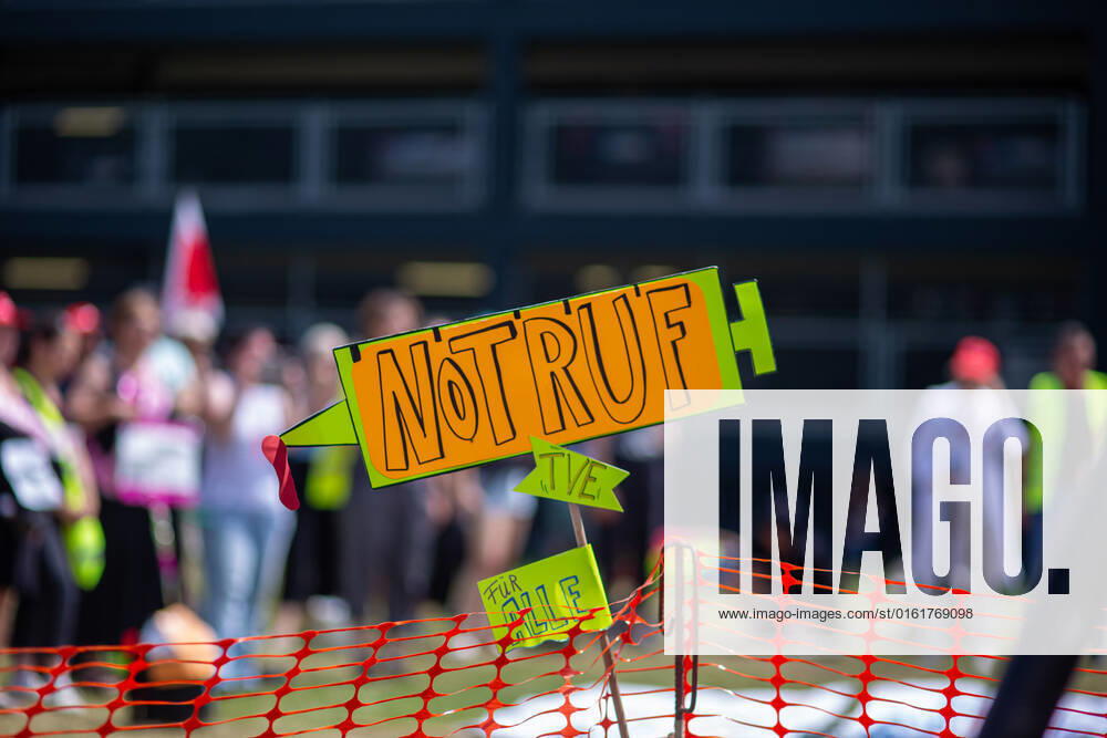 Verdi Demo für bessere Arbeitsbedingungen an den Uni-Kliniken NRW in Düsseldorfer. Mitarbeiter aus den Unikliniken in NRW streiken mittlerweile in der 9. Woche. Am 29.06.2022 zogen sie in einen Demozug vor dem NRW-Landtag in Düsseldorf. Düsseldorf Bilk Nordrhein-Westfalen Deutschland