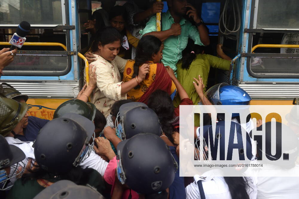 June 29, 2022, Kolkata, India: Police detain Socialist Unity Centre of India (SUCI) activists during their Mass Law Violation rally against the Central Government s new radical schemes. They also protested against the State Government s inability to recruit the vacant positions in the government sectors like health, education. This protest led to a severe clash between the police personnel and protesters. on June 29, 2022 in Kolkata, India. ( Sukhomoy_Sen Eyepix Group Kolkata India - ZUMAe321 20220629_zia_e321_010