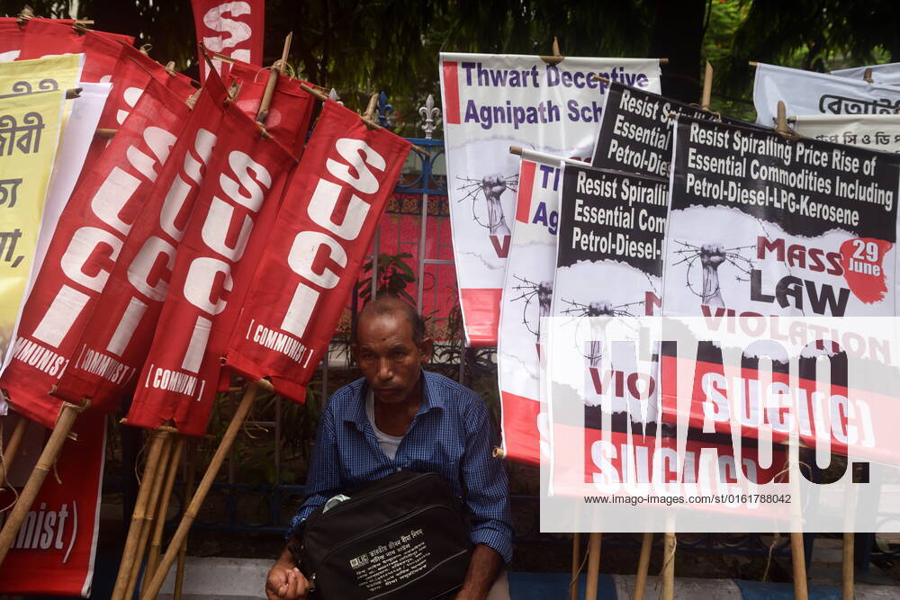 June 29, 2022, Kolkata, India: Social Unity Center of India (SUCI) Activists take part during Mass Law Violation rally against the Central Government s new radical schemes. They also protested against the State Government s inability to recruit the vacant positions in the government sectors like health, education. This protest led to a severe clash between the police personnel and protesters. on June 29, 2022 in Kolkata, India. ( Sukhomoy_Sen Eyepix Group Kolkata India - ZUMAe321 20220629_zia_e321_013