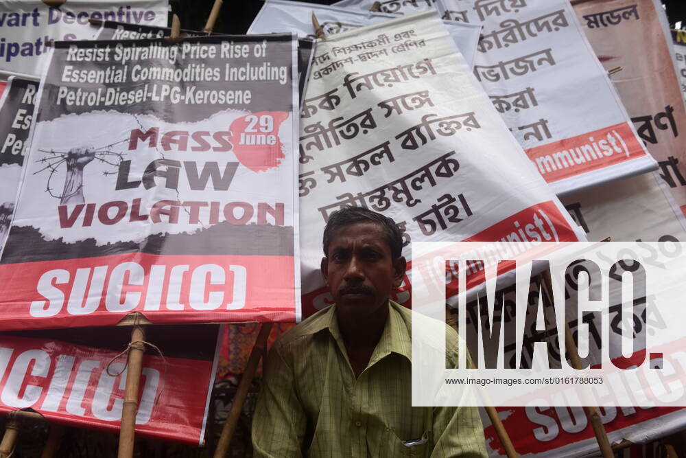 June 29, 2022, Kolkata, India: Social Unity Center of India (SUCI) Activists take part during Mass Law Violation rally against the Central Government s new radical schemes. They also protested against the State Government s inability to recruit the vacant positions in the government sectors like health, education. This protest led to a severe clash between the police personnel and protesters. on June 29, 2022 in Kolkata, India. ( Sukhomoy_Sen Eyepix Group Kolkata India - ZUMAe321 20220629_zia_e321_014
