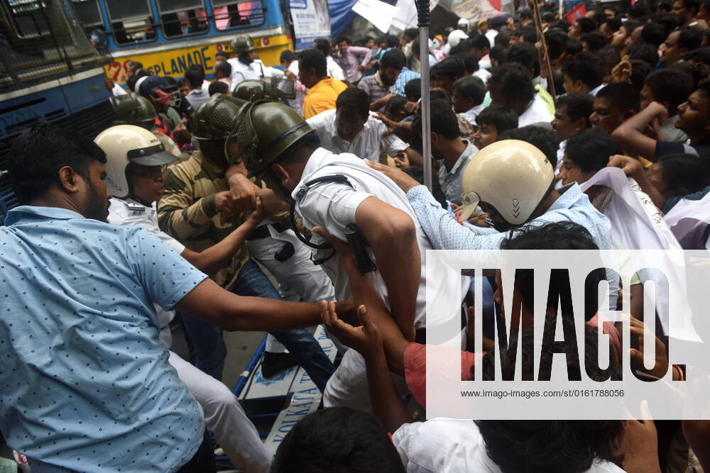 June 29, 2022, Kolkata, India: Police detain Socialist Unity Centre of India (SUCI) activists during their Mass Law Violation rally against the Central Government s new radical schemes. They also protested against the State Government s inability to recruit the vacant positions in the government sectors like health, education. This protest led to a severe clash between the police personnel and protesters. on June 29, 2022 in Kolkata, India. ( Sukhomoy_Sen Eyepix Group Kolkata India - ZUMAe321 20220629_zia_e321_015