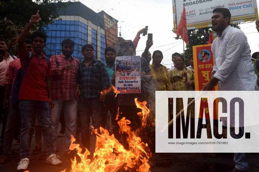 June 29, Kolkata, India: Youth wings of the Left Parties protested against the Centre s Agneepat scheme †as radical new recruitment plan for India s armed forces only with a short-term contract of four years. Controversy erupted in new scheme which may potentially affect the future of serving personnel, professionalism, ethos and fighting spirit of the forces and possibly lead to militarization of civil society. on June 29, 2022 in Kolkata, India. Kolkata India - ZUMAe321 20220629_zia_e321_016