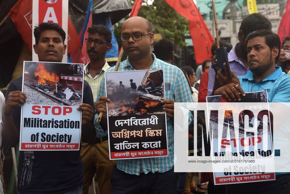 June 29, Kolkata, India: Youth wings of the Left Parties protested against the Centre s Agneepat scheme †as radical new recruitment plan for India s armed forces only with a short-term contract of four years. Controversy erupted in new scheme which may potentially affect the future of serving personnel, professionalism, ethos and fighting spirit of the forces and possibly lead to militarization of civil society. on June 29, 2022 in Kolkata, India. Kolkata India - ZUMAe321 20220629_zia_e321_018