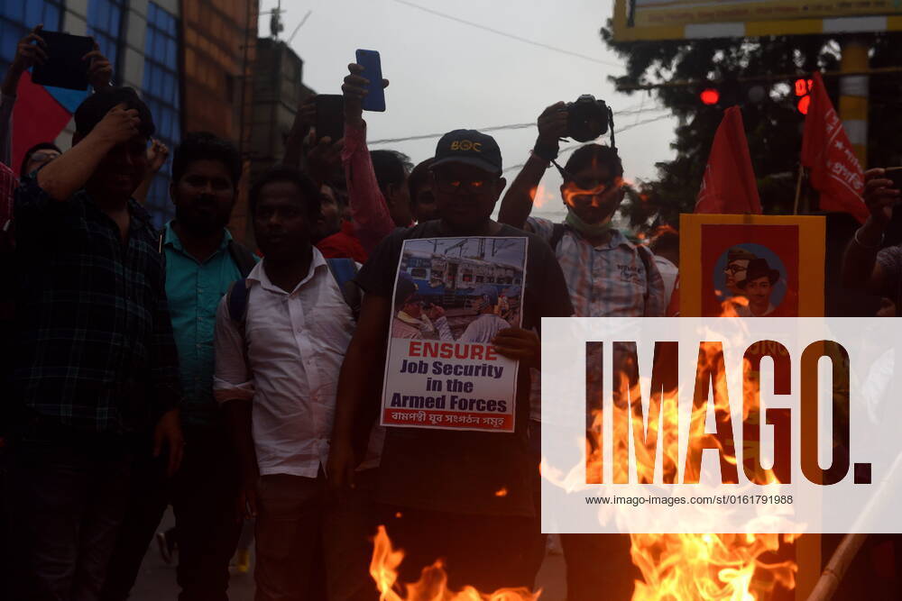 June 29, Kolkata, India: Youth wings of the Left Parties protested against the Centre s Agneepat scheme †as radical new recruitment plan for India s armed forces only with a short-term contract of four years. Controversy erupted in new scheme which may potentially affect the future of serving personnel, professionalism, ethos and fighting spirit of the forces and possibly lead to militarization of civil society. on June 29, 2022 in Kolkata, India. Kolkata India - ZUMAe321 20220629_zia_e321_019