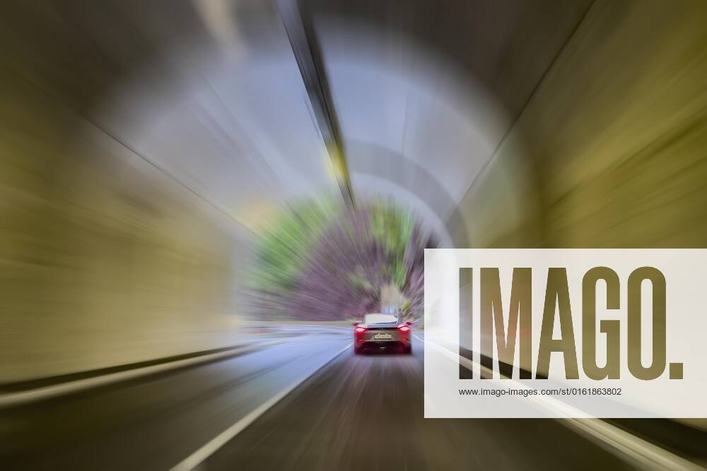Raser Autofahrer in Sportwagen rast bei schneller Fahrt mit überhöhte Geschwindigkeit fährt durch Tunnel, Frankreich, Europa