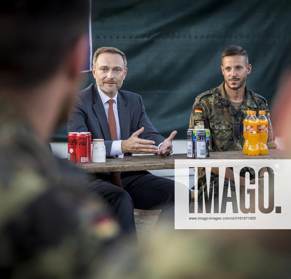 Christian Lindner (FDP), Bundesminister der Finanzen, besucht deutsche Soldaten am NATO Stuetzpunkt Sliac in der Slovakei. Hier ist die 1. Einsatzstaffel PATRIOT stationiert. Sliac Slovakia