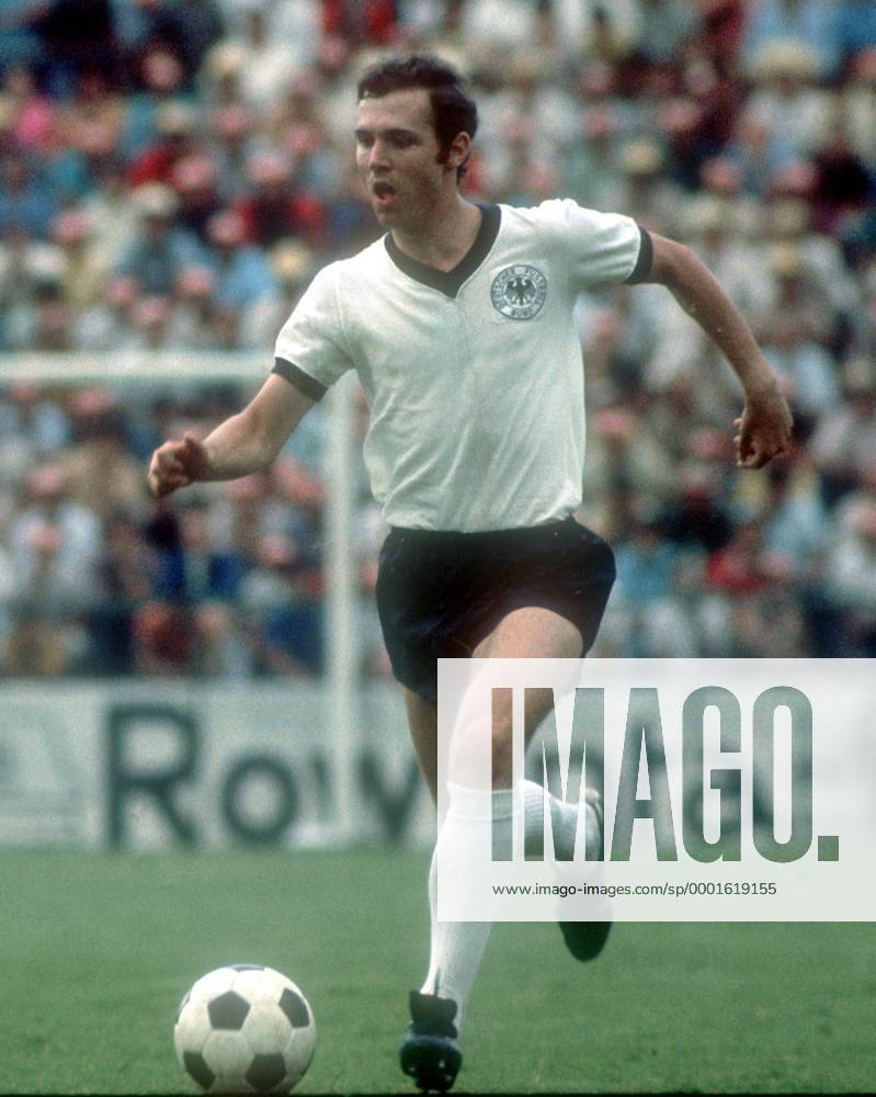 Franz Beckenbauer (BR Deutschland) am Ball Fußball WM Herren Weltmeisterschaft 1970, Nationalmannschaft, Nationalteam, Nationaltrikot, Länderspiel, Viertelfinale Gruppe Leon Dynamik,
