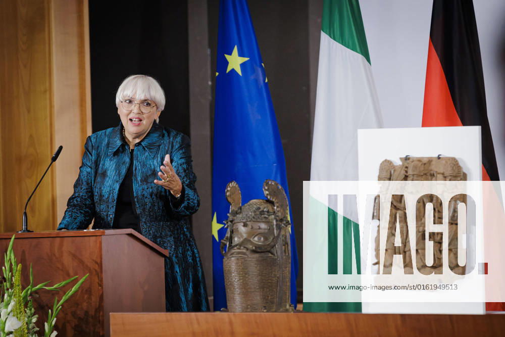 Claudia Roth (Buendnis 90 Die Gruenen), Staatsministerin fuer Kultur und Medien, nimmt an einer Veranstaltung anlaesslich der Unterzeichnung einer politischen Erklaerung zu den Benin-Bronzen mit Nigeria teil. Deutschland und Nigeria unterzeichnen eine Vereinbarung zur Rueckgabe der Benin-Bronzen. Berlin, 01.07.2022 Berlin Germany