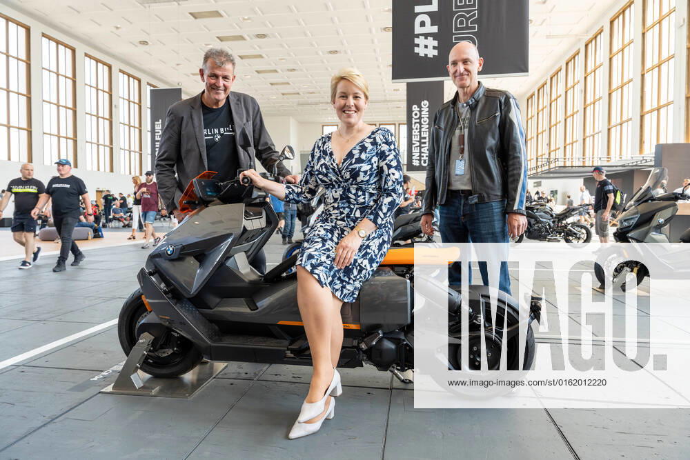 Berlin,Deutschland,GER,die BMW Motorrad Days 2022 am Messegelände Funkturm (Sommergarten).Franziska Giffey Regierende Bürgermeisterin von Berlin ist vor Ort (Presserundgang).BMW CE 04 ist ein elektrischer emissionsfreier Scooter