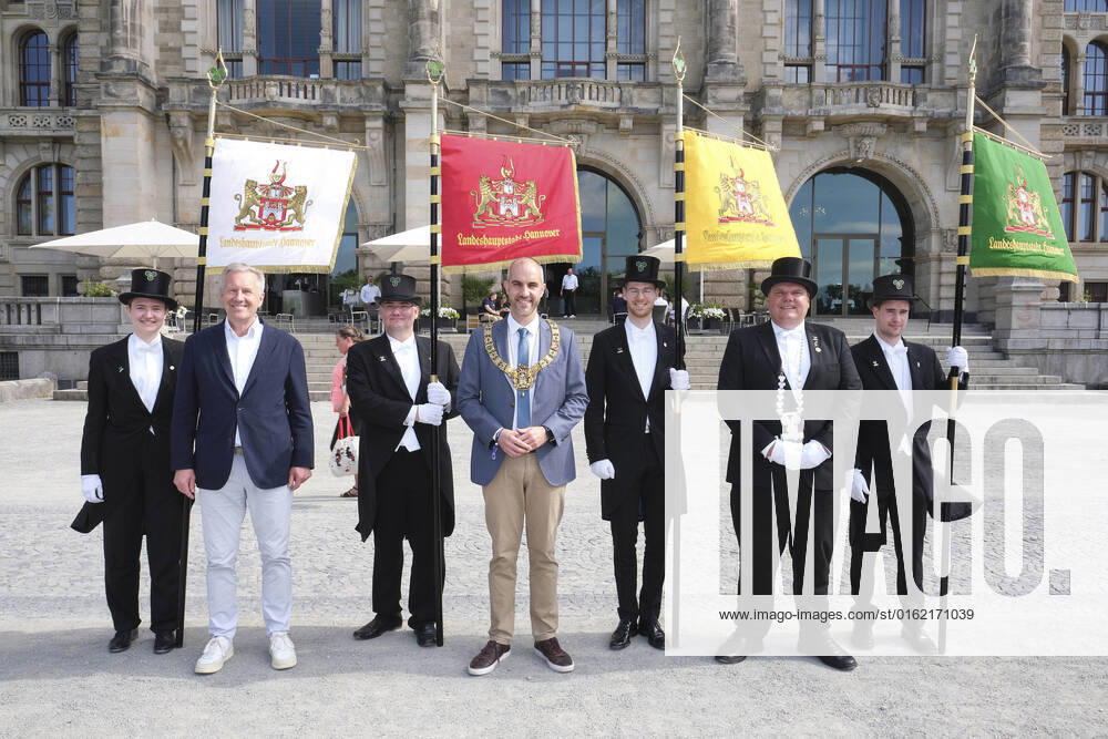 Vanessa Smorra, Christian Wulff, Torsten Tegtmeier, Belit Onay, Sebastian Witte, Rolf Franke und Julius Torben Stamkort beim Schützenausmarsch zum 493. Schützenfest in der Innenstadt. Hannover