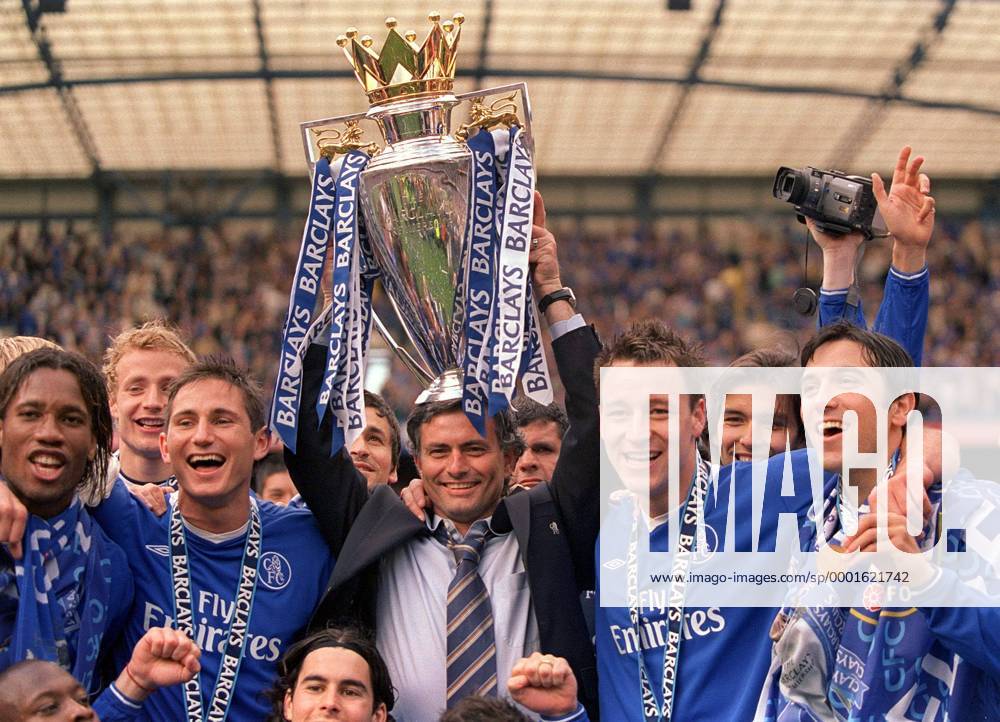 Englischer Meister Chelsea vorn v.li.: Didier Drogba, Frank Lampard, Trainer Jose Mourinho mit dem Pokal, John Terry und Paulo Ferreira - Fußball Herren English Premier League 2004 2005, 1. Englische Liga, Chelsea FC London, Vneg Gruppe London Freude, Begeisterung,