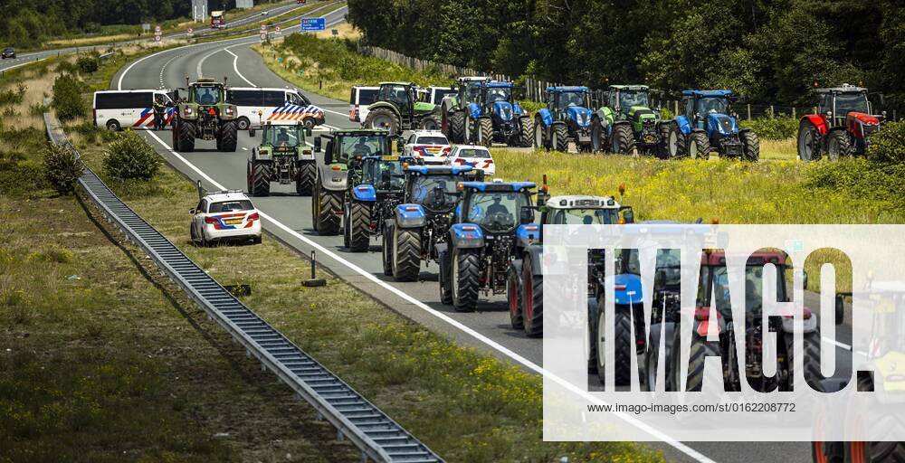 2022-07-04 14:42:48 HAPERT - The police are present on the A67 near Eindhoven to intervene in a farmers protest. At Hapert, the road was blocked by several agricultural vehicles, but according to the police, traffic is moving there again. ANP ROB ENGELAAR netherlands out - belgium out