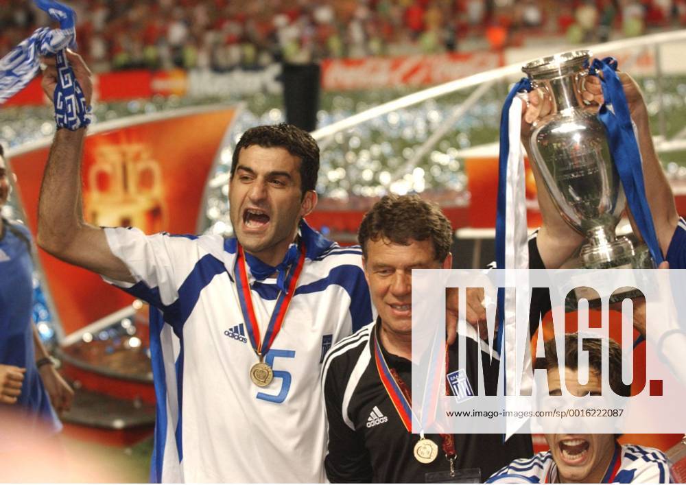Fußball, EM Finale 2004 in Lissabon, Portugal - Griechenland 0:1 EM 2004 Finale Griechenland - Portugal 1:0 Traianos Dellas; Nationaltrainer Otto Rehhagel; mit Pokal HM