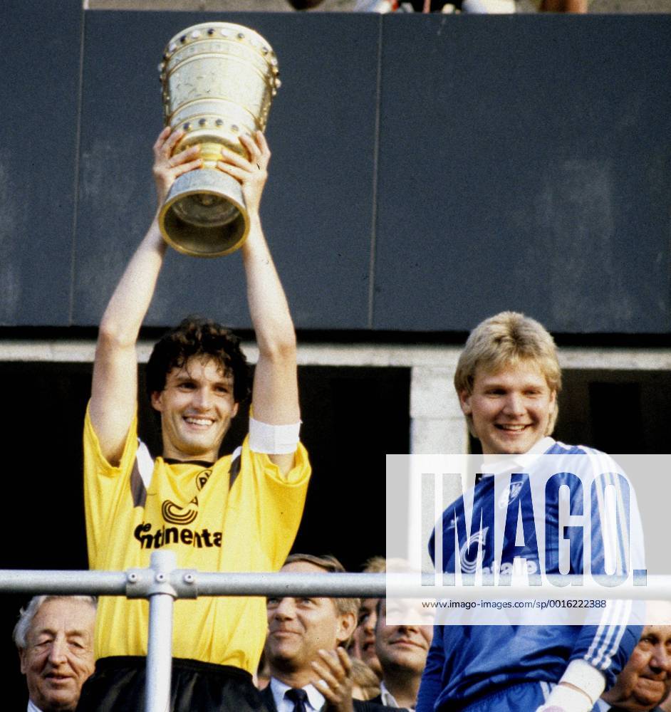 Borussia Dortmund DFB-Pokalsieger 1989 nach Finalsieg gegen Werder Bremen am 24.6. in Berlin. Michael Zorc mit Pokal. Re: Torwart Wolfgang -Teddy- de Beer HM