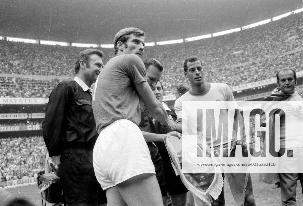 Fussball Weltmeisterschaft 1970: Finale: Brasilien-Italien(4:1) 21.6.70. Begrüßung zwischen Giacinto Facchetti (Italien) und Carlos Alberto (Brasilien) HM