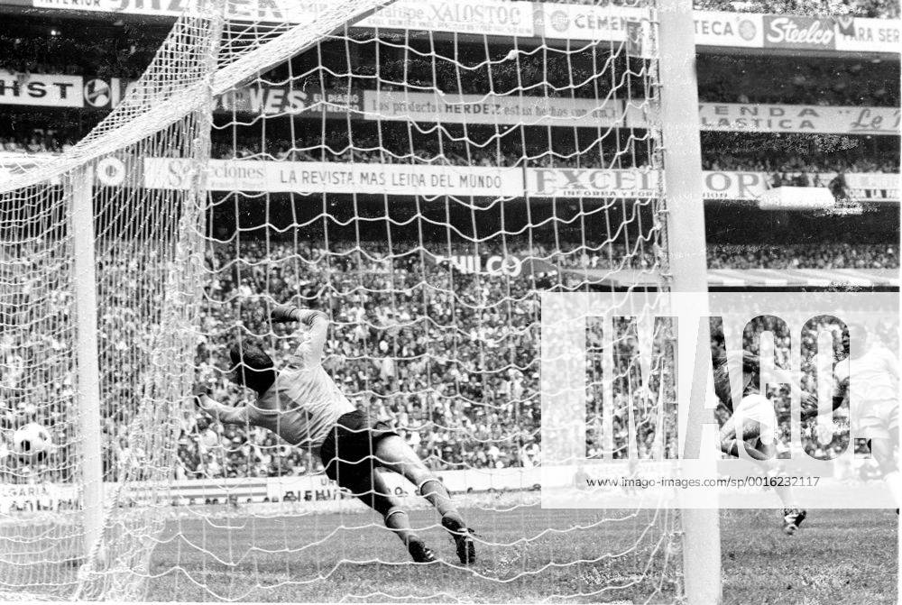 Fussball Weltmeisterschaft 1970: Finale: Brasilien-Italien(4:1) 21.06.1970. 1. Tor durch Pele (ganz rechts), Enrico Albertosi im Tor HM