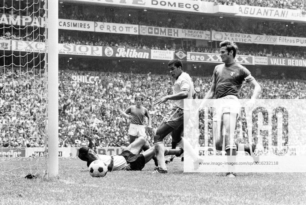 Fussball Weltmeisterschaft 1970: Finale: Brasilien-Italien(4:1) 21.6.70. 3:1 durch den Brasilianer Jairzinho (Mitte) gegen die Italiener Torwart Enrico Albertosi (am Boden) und Giacinto Facchetti (rechts) HM