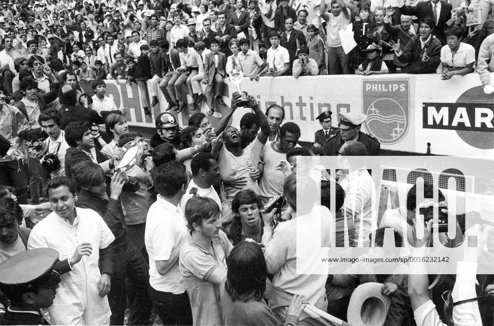 Fussball Weltmeisterschaft 1970: Finale: Brasilien-Italien(4:1) 21.6.70. Pele (Bras.) mit dem Weltpokal in der Menge, wird umjubelt. HM